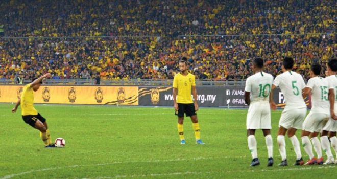 Pemain Malaysia, Muhammad Safawi Rasid mencetak gol ke gawang Indonesia, lewat tendangan bebas, pada laga Kualifikasi Piala Dunia 2022 di Stadion Nasional Bukit Jalil, Kuala Lumpur, Selasa (19/11/2019) malam. 


