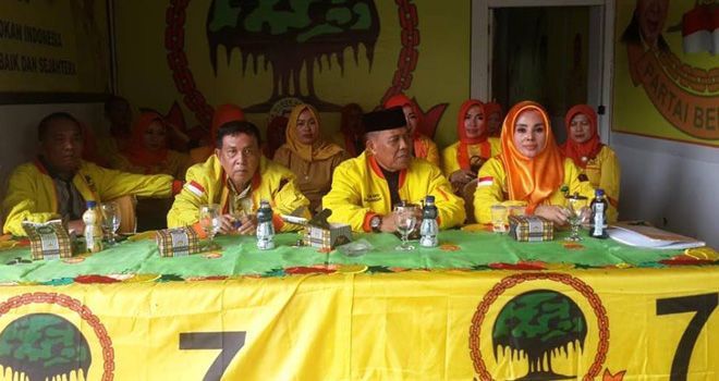 Ketua DPW Berkarya, Ambiar Usman bersama jajaran pengurus menyampaikan keterangan pers sebelum menyambut kunjungan ketua Umum.