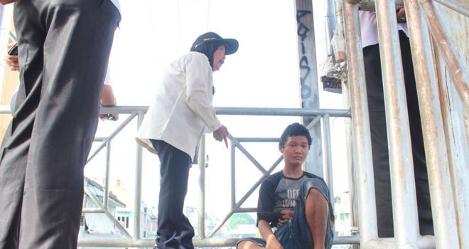Camat Pasar bersama petugasnya saat melakukan penertiban Anak Jalanan, Gelandangan Pengemis, kemarin (20/11).