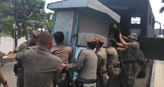 Petugas Satpol PP Kota Jambi mengangkat gerobak PKL nakal di kawasan Pasar Kota Jambi.

