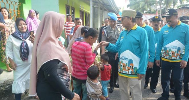 Gubernur Jambi Fachrori Umar saat berada di Kabupaten Sarolangun, Kamis (21/11).


