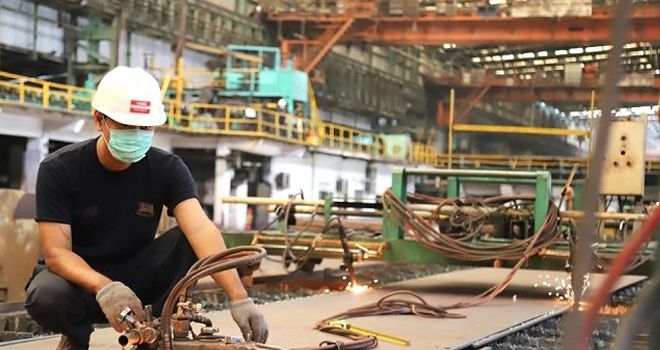 ILUSTRSI INDUSTRI: Karyawan PT Gunawan Dianjaya Steel Tbk. memotong pelat baja di pabrik Surabaya. 

