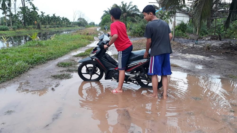 Kondisi jalan di Desa Pandan Langan memprihatnkan, bila hujan akan sulit dilalui warga karena licin.