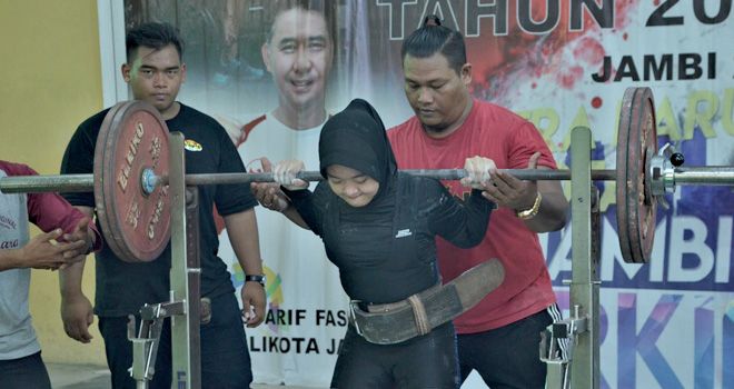 Atlet yang mengikuti Kejuaraan Provinsi (Kejurprov) angkat berat dan angkat besi di GOR PABBSI Provinsi Jambi di Kota Baru, Senin (25/11).