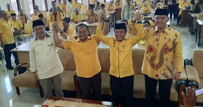 Sarmuji (Dua dari kiri) diapit Sy Fasha, Haris dan Cek Endra saat acara Rapat Pleno Diperluas DPD I Golkar Provinsi Jambi, Minggu (24/11), kemaren.
