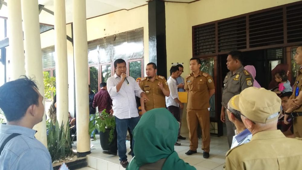 Bupati Tanjung Jabung Timur (Tanjabtim), H. Romi Hariyanto datang meninjau para peserta CPNS di Kantor BKPSDMD, Senin (25/11) siang.