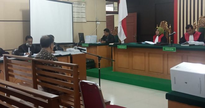 Pada tuntutannya Jaksa Penuntut Umum (JPU), Asiang dinilai telah melakukan tindak pidana korupsi berdasarkan fakta persidangan diambil dari keterangan para saksi yang dihadirkan dalam persidangan.