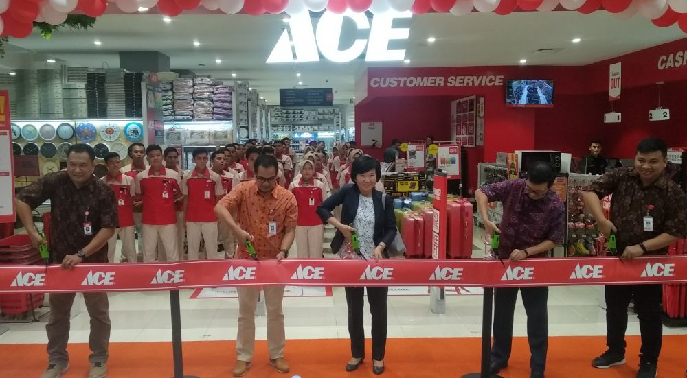 Pemotongan Pita di Toko ke-2 ACE Hardware di Jambi, tepatnya di Jambi Prima Mall lantai 2, Jend. Sudirman Talang Jauh, pada Kamis, 28 November 2019. 