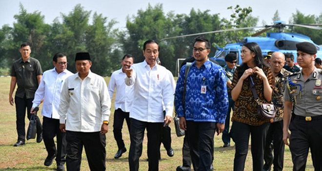 Presiden mengajak dua staf khusus milenial kunjungi Patimban di Subang, Jumat (29/11).