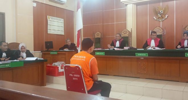 Saksi dari SMB memberikan keterangan berbelit-belit saat ditanya oleh mejelis hakim saat sidang lanjutan di Pengadilan Negeri Jambi, Senin (2/12).
