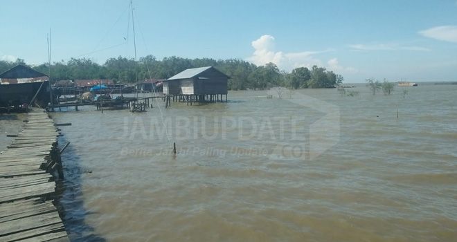 Kondisi perumahan warga yang berada dibibir sungai di Desa Kuala Simbur