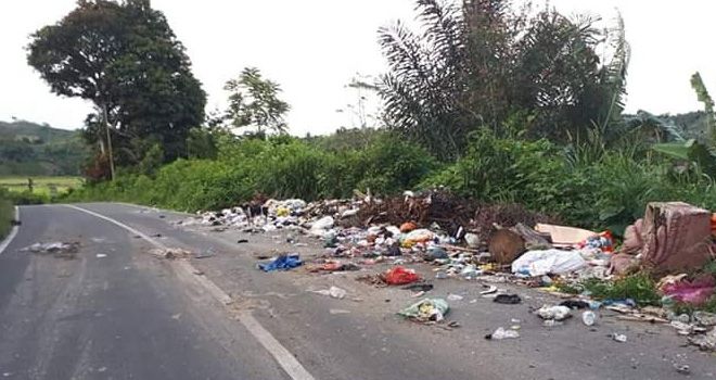 Penumpukan sampah terjadi di Pasar Kerman menuju Lempur, kecamatan Gunung Raya Kerinci.