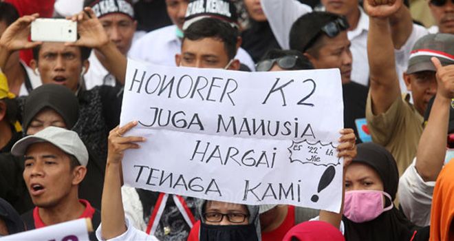 Massa Honorer K2 menggelar aksi damai di ddpan Istana Merdeka, Jakarta, Selasa (30/10). Mereka Menuntut agar diangkat menjadi PNS.

