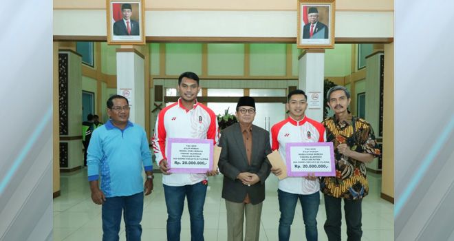 Bonus itu di berikan Gubernur Jambi Fachrori Umar setelah keduanya berhasil meriah medali emas usai memperkuat Tim Nasional Indonesia di SEA Gemes, Filipina.