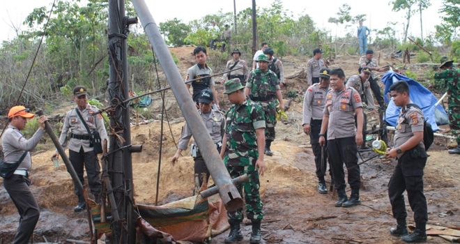Tim gabungan dari TNI-Polri serta pihak terkait lainnya saat melakukan penutupan sumur-sumur minyak ilegal di Batanghari.