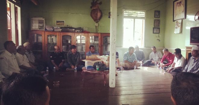 Sekitar 15 perwakilan masyarakat di Mersam menghadiri pertemuan di satu rumah warga. Masyarakat menyampaikan harapan-harapan mereka kepada perwakilan dari Syarif Fasha.