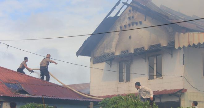 Kebakaran rumah dua lantai di Tehok, Jambi Selatan, berhasil dipadamkan sekitar pukul 10.15 Wib (9/12).