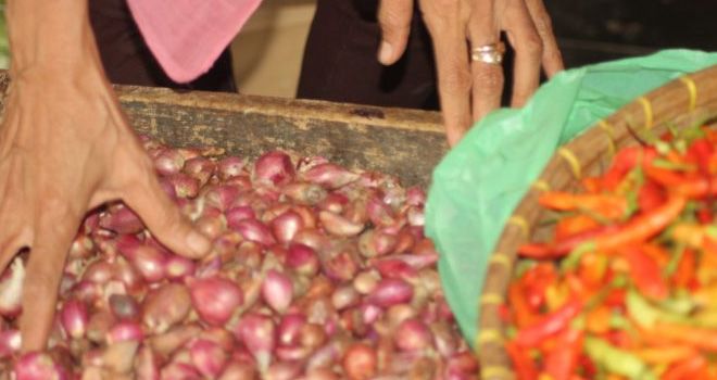 Deni Nurdiansah/Radar Tasikmalaya NAIK.Harga cabe rawit dan bawang merah mulai merangkak naik di beberapa pasar di Kabupaten Pangandaran, jelan libur natal Rabu (11/12).
