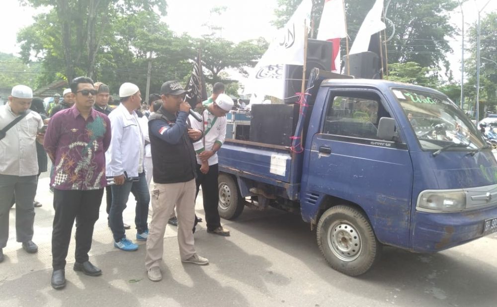 Massa Front Pembela Islam (FPI) Kota Jambi mendatangi kantor Walikota Jambi, Rabu (18/12).