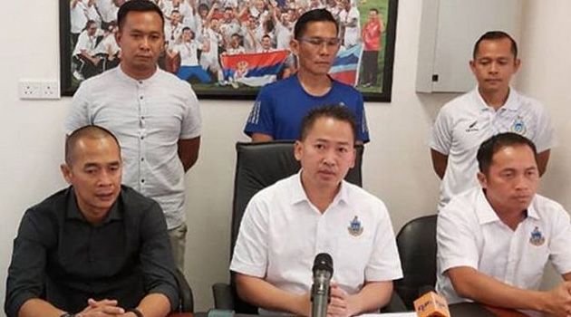 Kurniawan Dwi Yulianto (kiri) dalam konferensi pers penunjukan dirinya sebagai pelatih Sabah FA.
