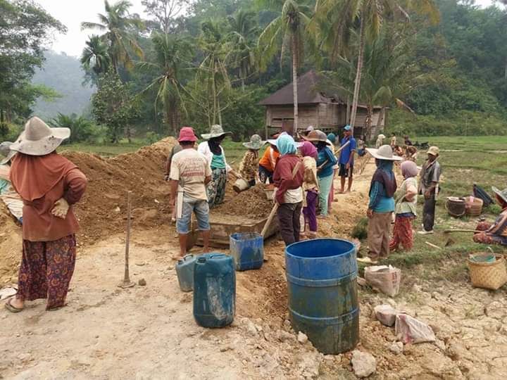 Warga memperbaiki sarana jalan lingkungan melalui dana desa.

 