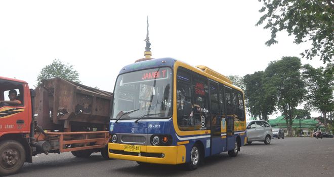 Capsule Bus melintas di Tugu Keris Siginjai, Kota Baru, Kota Jambi.

