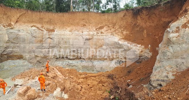 Pencarian dan evakuasi korban longsoran tanah di lokasi PETI di Merangin (22/12).