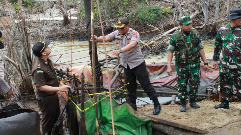 Operasi pemberantasan ilegal drilling oleh Tim Gabungan Pemberantasan Illegal Drilling.