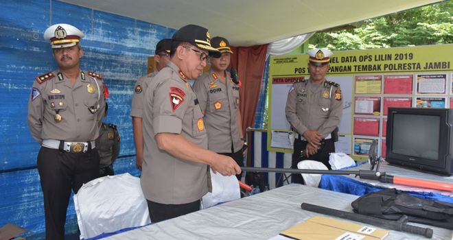 Kapolda Jambi Irjen Pol Muchlis saat melakukan pengecekan pada beberapa pos pelayanan (Posyan) yang ada di kota Jambi, salah satunya pos yang terletak di depan Mall WTC.