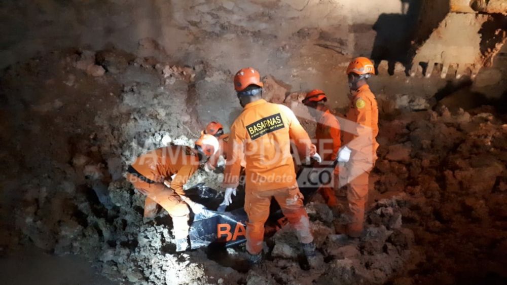Tim gabungan dari TNI, Polri, Basarnas, BPBD dan Masyarakat pada Senin (23/12/2019) dinihari berhasil menemukan 3 orang korban Penambangan Emas Tanpa Izin (PETI).