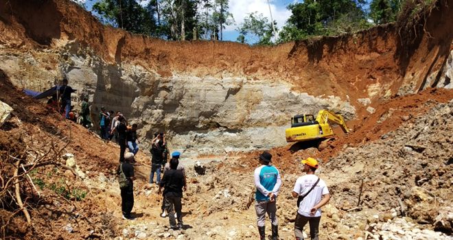 Tiga dari enam pekerja yang tertimbun longsoran dari aktivitas Penambangan Emas Tanpa Izin (PETI).