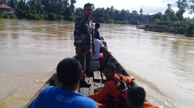 Tim yang melakukan pencarian korban Nur Jamilah bocah (10) tahun Warga Desa Pasar Pelawan Kecamatan Pelawan yang tenggelam di Sungai Batang Asai pada Kamis Sore (26/12).