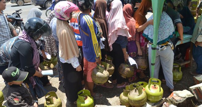 Warga Kota Jambi ngantri membeli gas elpiji 3 kg di salah satu pangkalan.

