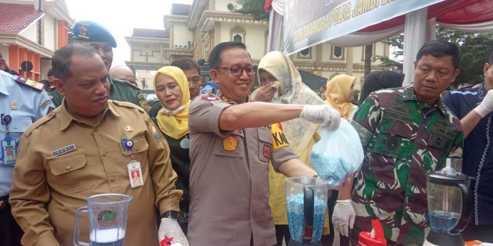 Polda Jambi memusnahkan barang bukti dari aksi kejahatan narkoba dengan barang bukti berupa 8,29 Kg narkotika jenis sabu, 10.459 Happyfive dan 40.024 Extacy.