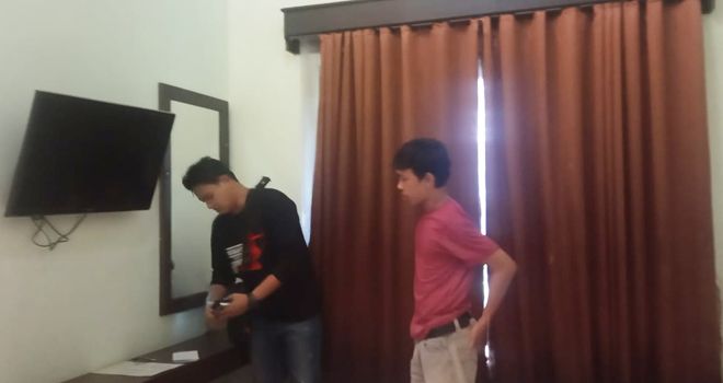 Petugas kepolisian saat melakukan olah Tempat Kejadian Perkara (TKP).