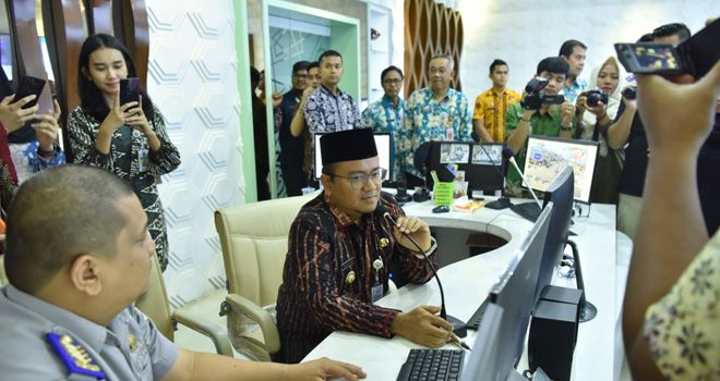 Wakil Walikota Jambi Maulana melakukan Sidak ASN di ruang COC kantor walikota Jambi, kemarin (2/1).


