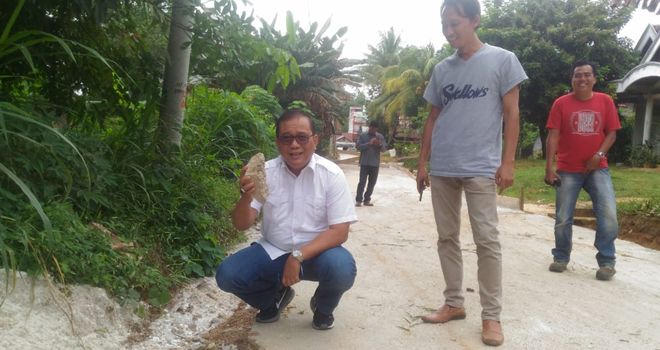 ANggota DPRD Provinsi Jambi saat sidak jalan rabat beton di Wirotho Agung kemarin.

