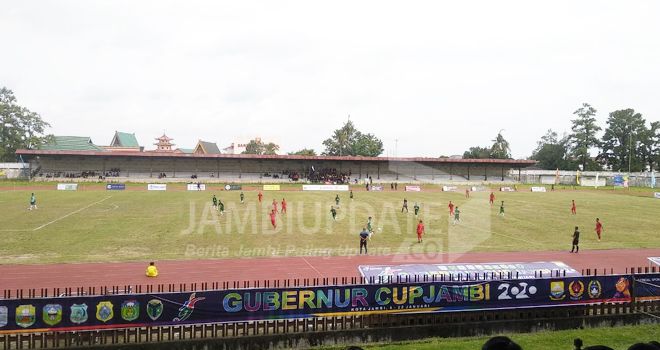 Pertandingan antara Kota Jambi Vs Tanjabbar pada turnamen Gubernur Cup 2020 di stadion Tri Lomba Juang, sore ini (8/1).