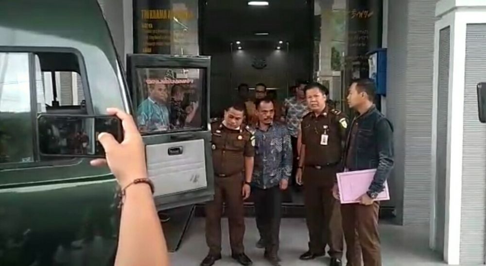 Anggota DPRD Kerinci Bersama 2 Tersangka saat Ditahan Jaksa.

