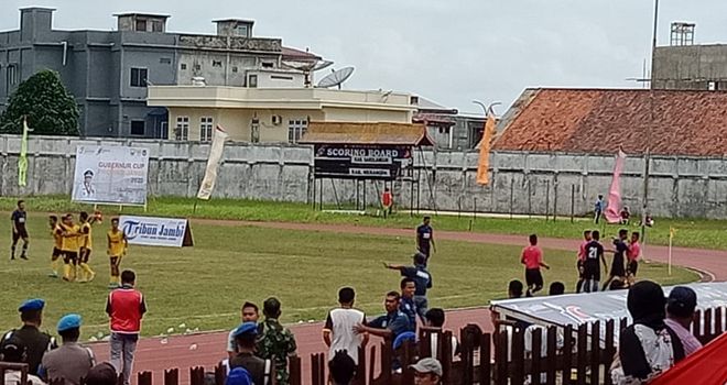 Pertandingan antara PS Merangin vs PS Sarolangun Gubernur Cup Jambi 2020 di stadion Tri Lomba Juang KONI Jambi, sore ini (9/1), kian memanas.