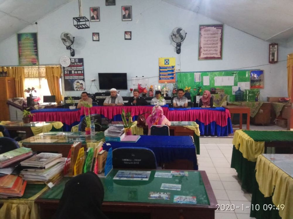 Hari ini, Kabid GTK Provinsi Jambi Hantarkan Serah Terima 4 Kepsek SMA di Kerinci - Sungai Penuh.