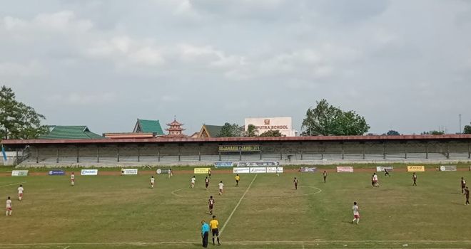 PS Merangin terus menggila menunjukkan kualitas permainan mereka kontra PS Bungo pada turnamen Gubernur Cup 2020 di stadion Tri Lomba Juang, sore ini (13/1).