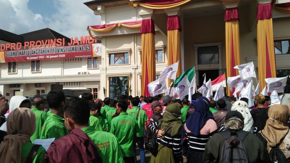 Ratusan Massa Buruh KSBSI Demo di DPRD Provinsi Jambi, Ancam Mogok Kerja Massal.

