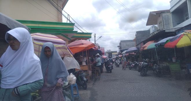 Pasar Simpang Pulai Kota Jambi masih terlihat semrawut, para pedagang masih menggelar lapak di bibir jalan, kemarin siang (16/1).
