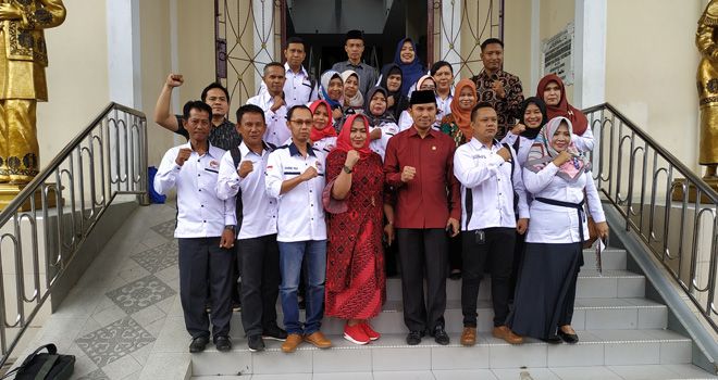 Anggota DPRD Provinsi Jambi, Nur Tri Kadarini mendengarkan aspirasi puluhan guru honorer.