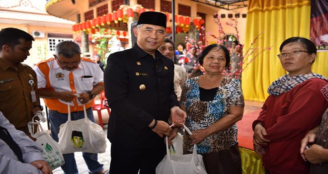 Walikota Jambi memberikan bantuan sembako kepada warga Thionghoa.


