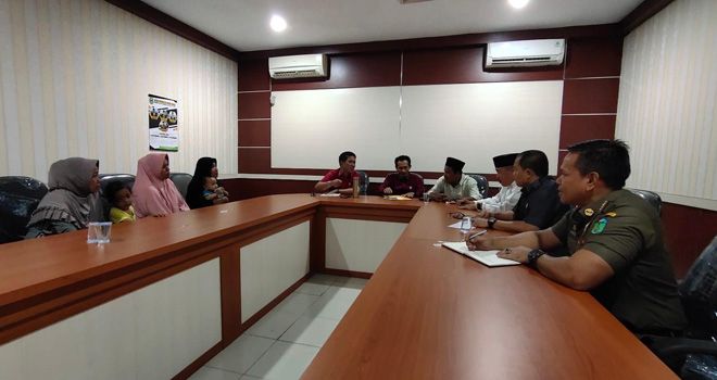 Wakil Ketua DPRD Tebo, Aivandri dan Syamsurizal, saat berdialog dengan 7 KK perwakilan emak-emak warga asal Sumbar yang menjadi korban penggusuran di Rimbo Bujang, di ruang Komisi 2 DPRD Tebo, Selasa (21/1) kemarin.