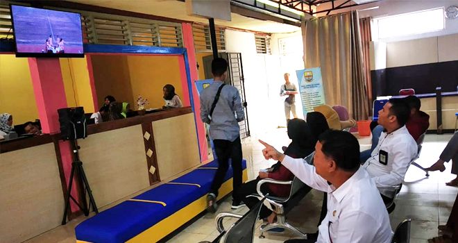 Dukcapil Kabupaten Merangin melakukan nonton bareng Final Gubernur Cup Tahun 2020 di Kantor Dukcapil Merangin.

