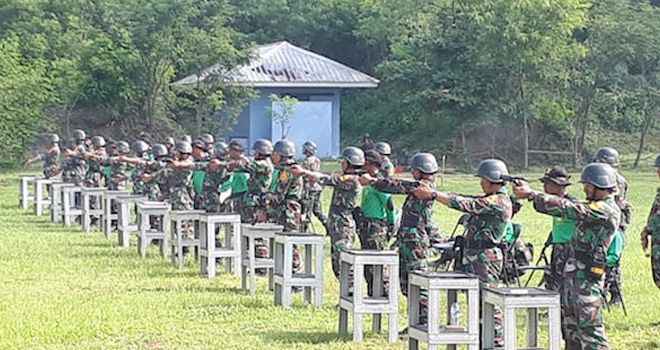 Para Taruna dan Taruni Tingkat III AAL melaksanakan Latihan Menembak Kualifikasi Pistol di Lapangan Tembak FX. Soepramono, Kesatrian Sutedi Senaputra, Karang Pilang, Surabaya, Rabu (22/1). 