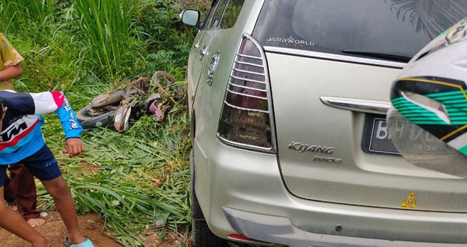 Akibat kecelakaan maut yang melibatkan Kijang Innova dengan Yamaha Mio menyebabkan pengendara motor tewas di tempat kejadian.